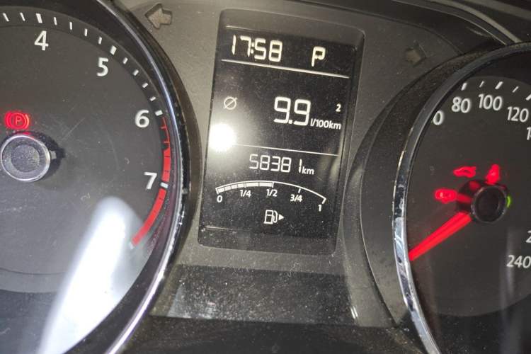 Used Volkswagen Gran Lavida 2015 1.6L Automatic Comfort Edition Odometer Close Up