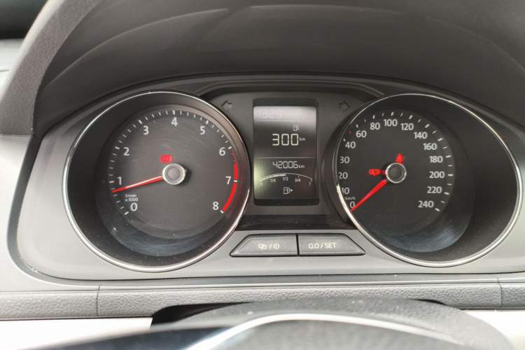 Used Volkswagen Gran Lavida 2015 1.6L Automatic Comfort Edition Odometer Close Up