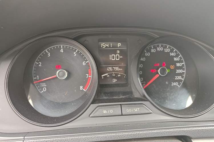 Used Volkswagen Gran Lavida 2015 1.6L Automatic Fashion Edition Odometer Close Up