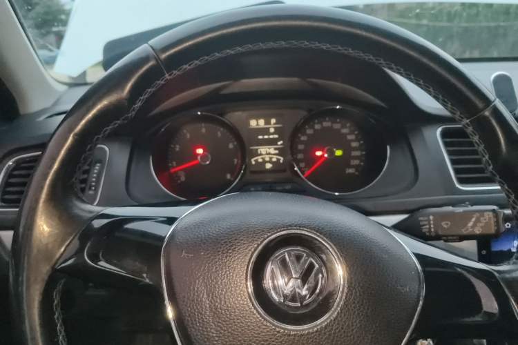 Used Volkswagen Gran Lavida 2015 1.6L Automatic Comfort Edition Odometer Close Up
