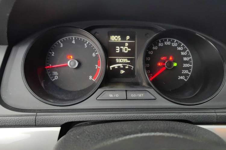 Used Volkswagen Gran Lavida 2015 1.6L Automatic Fashion Edition Odometer Close Up