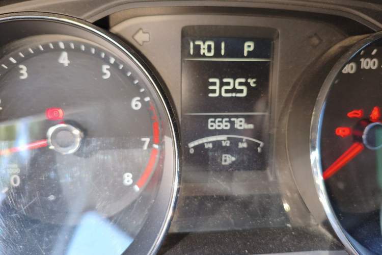 Used Volkswagen Gran Lavida 2015 1.6L Automatic Comfort Edition Odometer Close Up