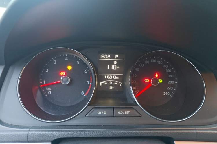 Used Volkswagen Gran Lavida 2015 1.6L Automatic Comfort Edition Odometer Close Up