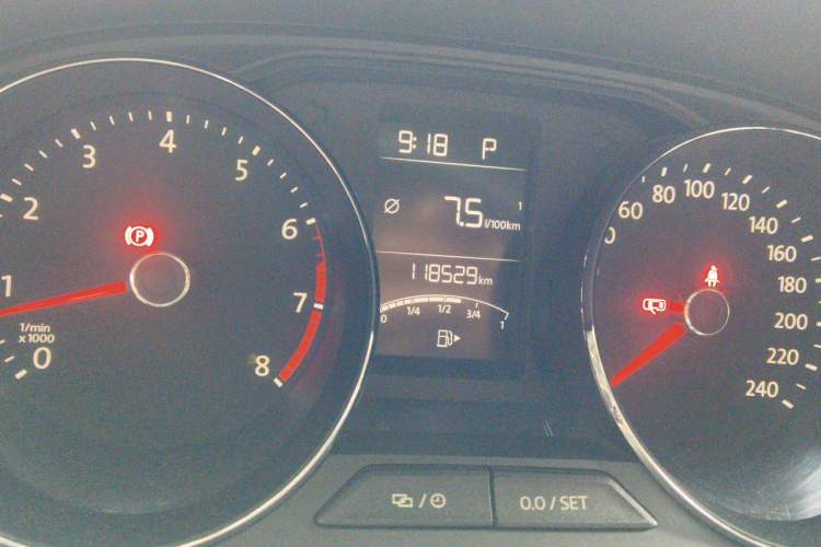 Used Volkswagen Gran Lavida 2015 1.6L Automatic Comfort Edition Odometer Close Up