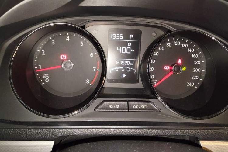 Used Volkswagen Gran Lavida 2015 1.6L Automatic Comfort Edition Odometer Close Up