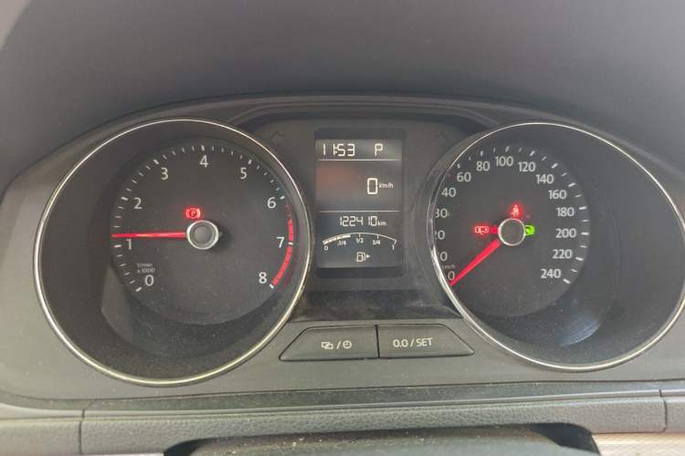 Used Volkswagen Gran Lavida 2015 1.6L Automatic Comfort Edition Odometer Close Up