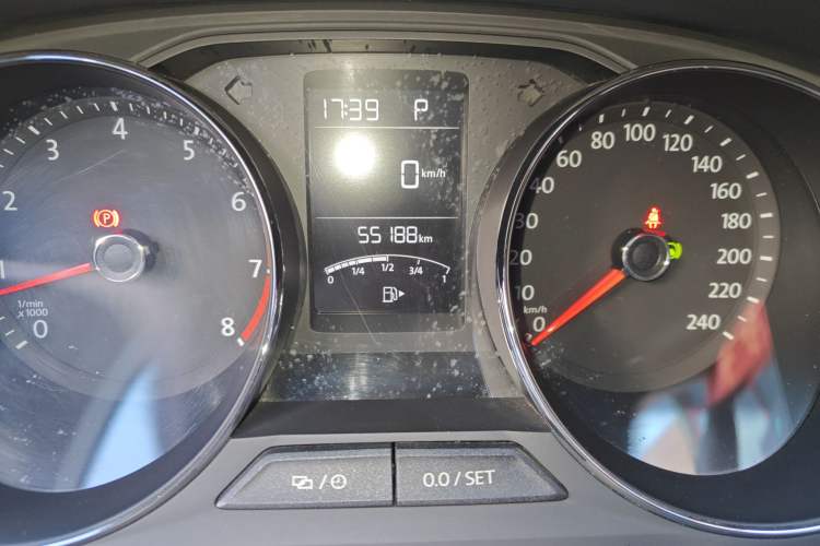 Used Volkswagen Gran Lavida 2015 1.6L Automatic Comfort Edition Odometer Close Up