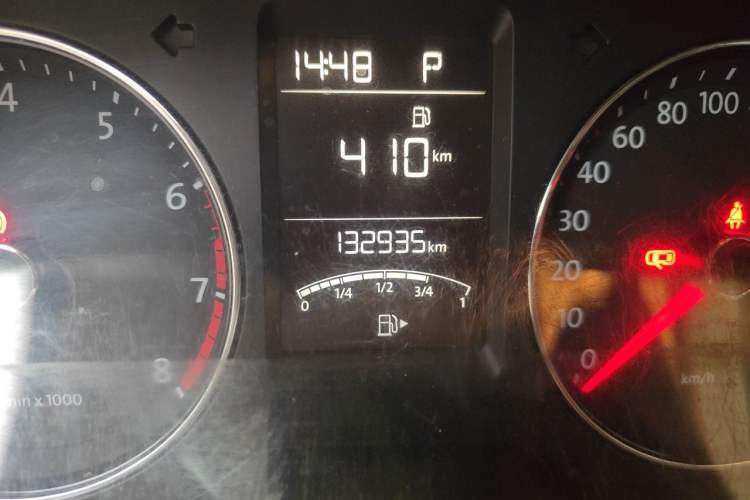 Used Volkswagen Gran Lavida 2015 1.6L Automatic Comfort Edition Odometer Close Up