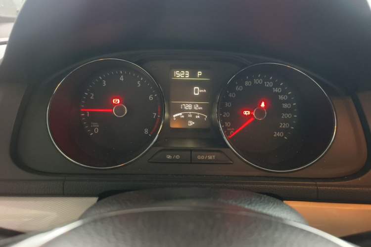 Used Volkswagen Gran Lavida 2015 1.6L Automatic Comfort Edition Odometer Close Up