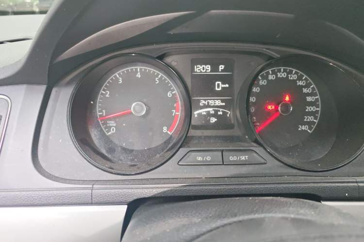 Used Volkswagen Gran Lavida 2015 1.6L Automatic Fashion Edition Odometer Close Up
