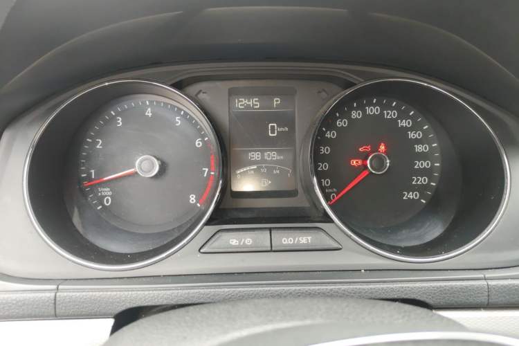 Used Volkswagen Gran Lavida 2015 1.6L Automatic Comfort Edition Odometer Close Up