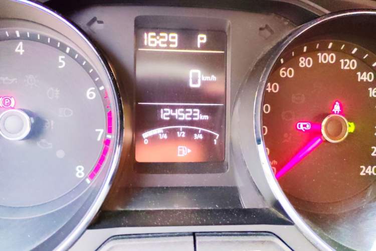 Used Volkswagen Gran Lavida 2015 230TSI DSG Comfort Edition Odometer Close Up