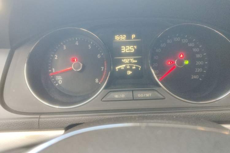 Used Volkswagen Gran Lavida 2015 1.6L Automatic Comfort Edition Odometer Close Up