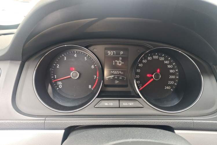 Used Volkswagen Gran Lavida 2015 1.6L Automatic Comfort Edition Odometer Close Up