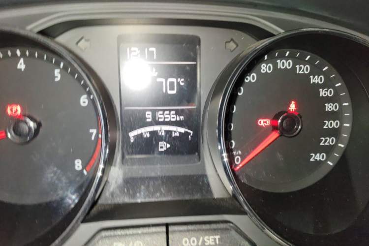 Used Volkswagen Gran Lavida 2015 1.6L Manual Comfort Edition Odometer Close Up