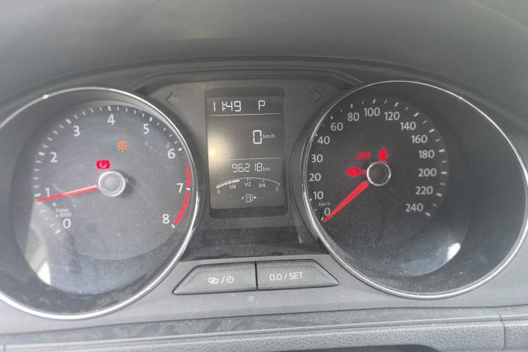 Used Volkswagen Gran Lavida 2015 1.6L Automatic Comfort Edition Odometer Close Up