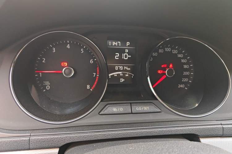 Used Volkswagen Gran Lavida 2015 1.6L Automatic Comfort Edition Odometer Close Up