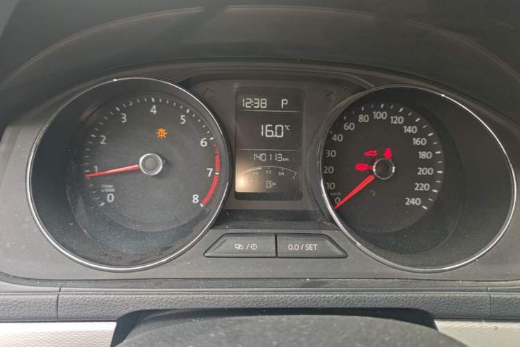 Used Volkswagen Gran Lavida 2015 1.6L Automatic Comfort Edition Odometer Close Up