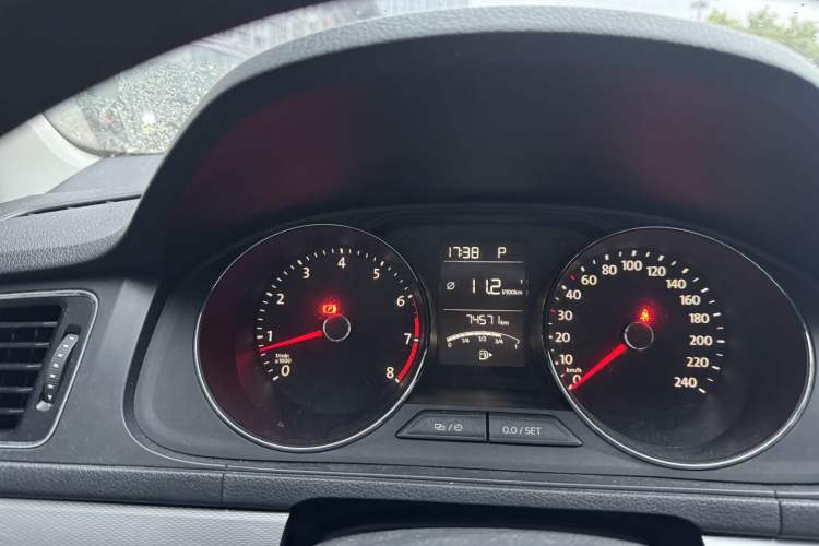 Used Volkswagen Gran Lavida 2015 1.6L Automatic Comfort Edition Odometer Close Up