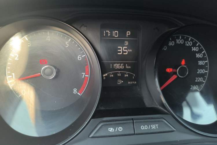 Used Volkswagen Gran Lavida 2015 1.6L Automatic Fashion Edition Odometer Close Up
