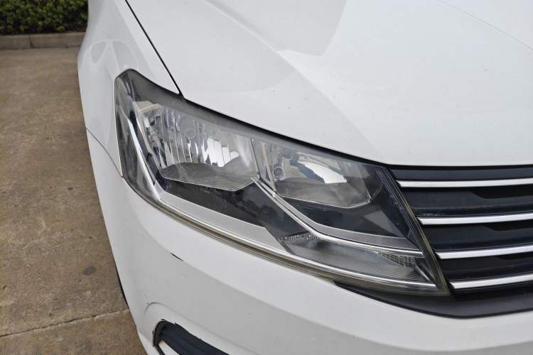 Used Volkswagen Gran Lavida 2015 1.6L Manual Fashion Edition Right Front Headlight