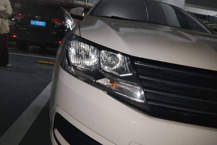 Used Volkswagen Gran Lavida 2015 1.6L Automatic Fashion Edition Right Front Headlight