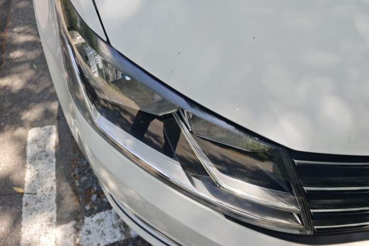 Used Volkswagen Gran Lavida 2015 1.6L Automatic Comfort Edition Right Front Headlight