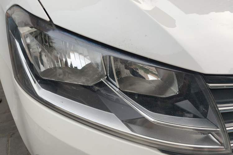 Used Volkswagen Gran Lavida 2015 1.6L Automatic Comfort Edition Right Front Headlight
