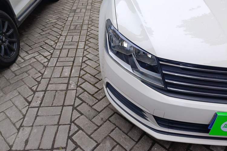 Used Volkswagen Gran Lavida 2015 1.6L Automatic Fashion Edition Right Front Headlight