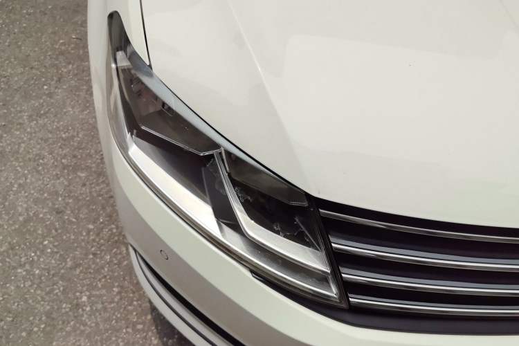 Used Volkswagen Gran Lavida 2015 1.6L Automatic Comfort Edition Right Front Headlight