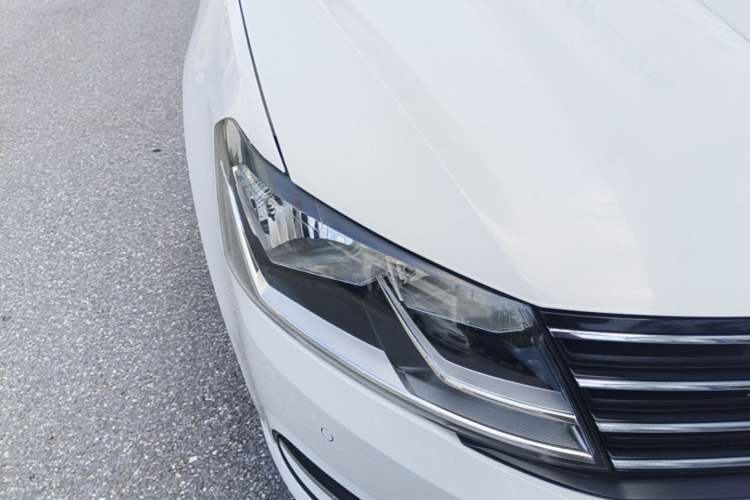 Used Volkswagen Gran Lavida 2015 1.6L Automatic Comfort Edition Right Front Headlight