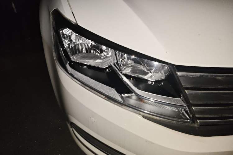 Used Volkswagen Gran Lavida 2015 1.6L Automatic Comfort Edition Right Front Headlight