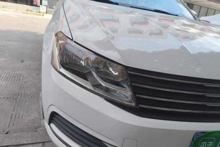 Used Volkswagen Gran Lavida 2015 1.6L Automatic Fashion Edition Right Front Headlight