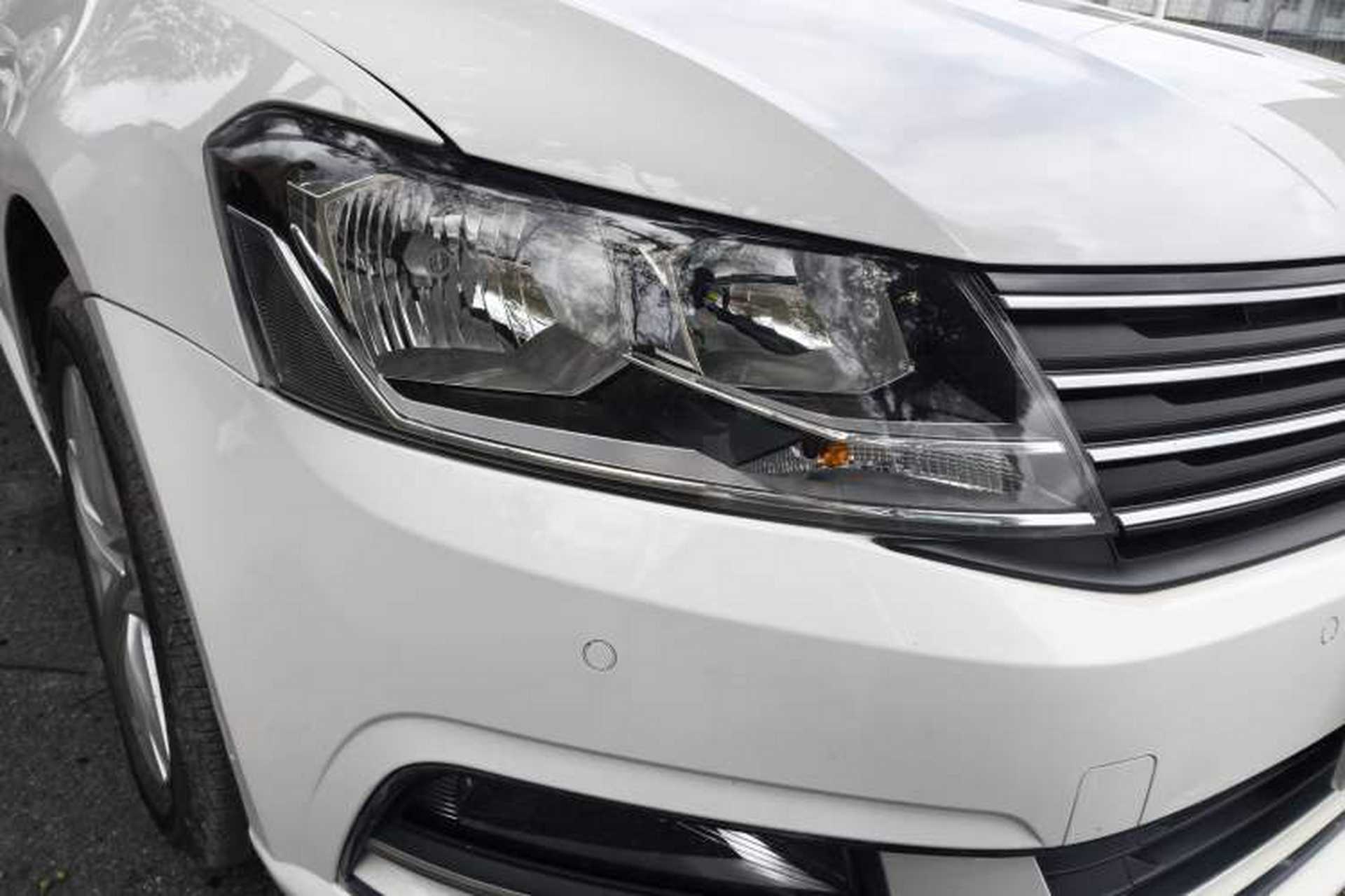 Used Volkswagen Gran Lavida 2015 1.6L Automatic Comfort Edition Right Front Headlight