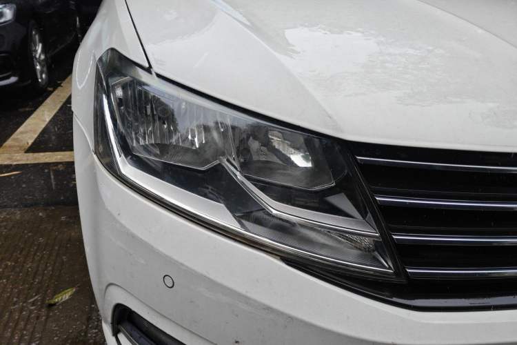 Used Volkswagen Gran Lavida 2015 1.6L Automatic Comfort Edition Right Front Headlight
