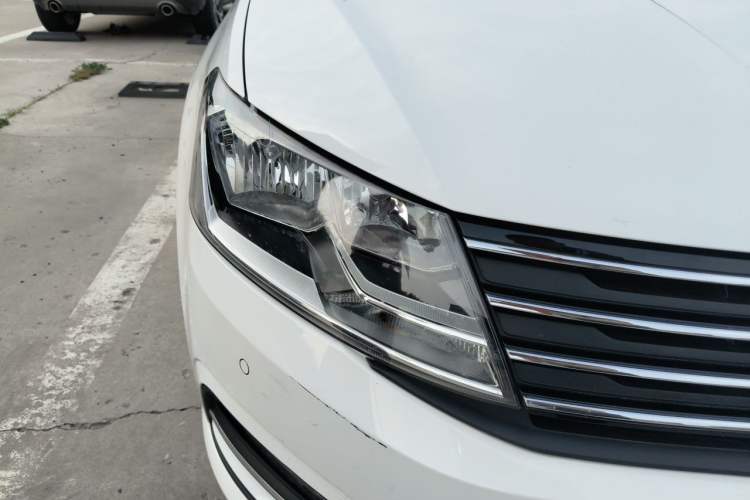 Used Volkswagen Gran Lavida 2015 1.6L Automatic Comfort Edition Right Front Headlight