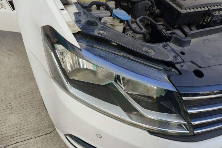Used Volkswagen Gran Lavida 2015 1.6L Automatic Comfort Edition Right Front Headlight