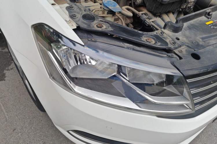 Used Volkswagen Gran Lavida 2015 1.6L Automatic Comfort Edition Right Front Headlight