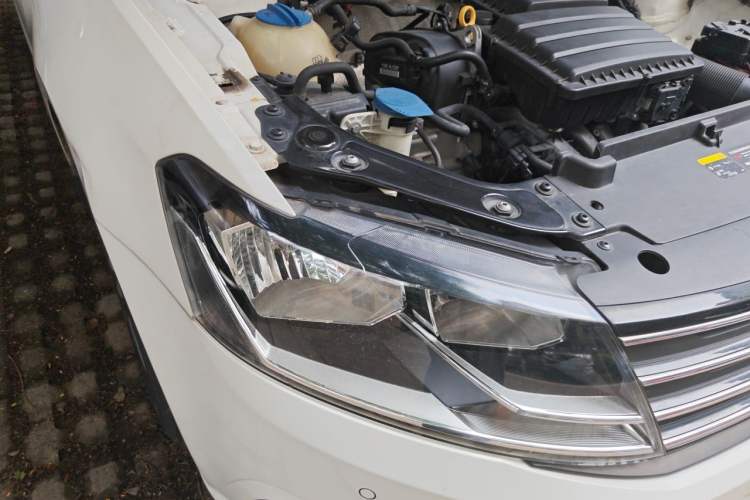 Used Volkswagen Gran Lavida 2015 1.6L Automatic Comfort Edition Right Front Headlight