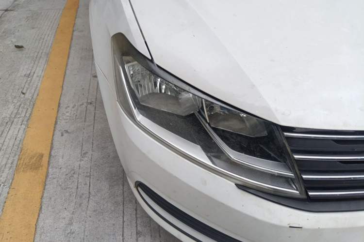 Used Volkswagen Gran Lavida 2015 1.6L Automatic Fashion Edition Right Front Headlight