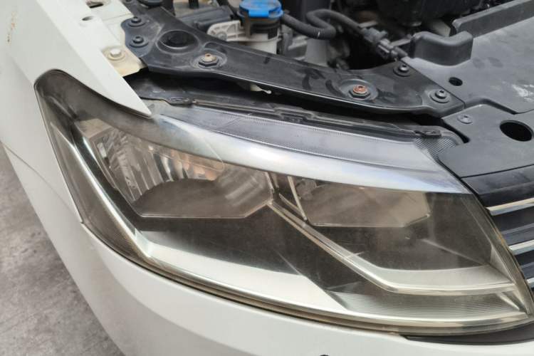 Used Volkswagen Gran Lavida 2015 1.6L Automatic Comfort Edition Right Front Headlight