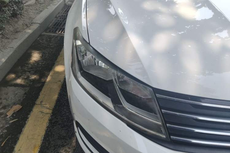 Used Volkswagen Gran Lavida 2015 1.6L Automatic Fashion Edition Right Front Headlight