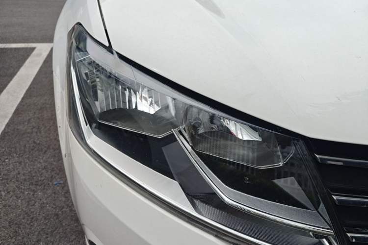 Used Volkswagen Gran Lavida 2015 1.6L Automatic Fashion Edition Right Front Headlight