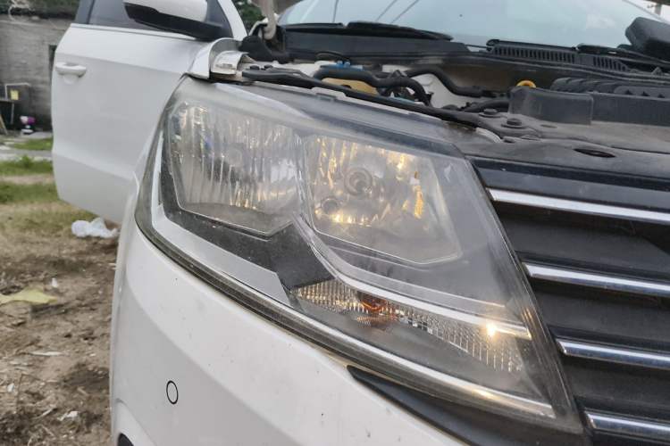 Used Volkswagen Gran Lavida 2015 1.6L Automatic Comfort Edition Right Front Headlight