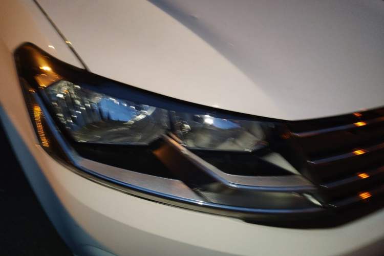 Used Volkswagen Gran Lavida 2015 1.6L Automatic Fashion Edition Right Front Headlight