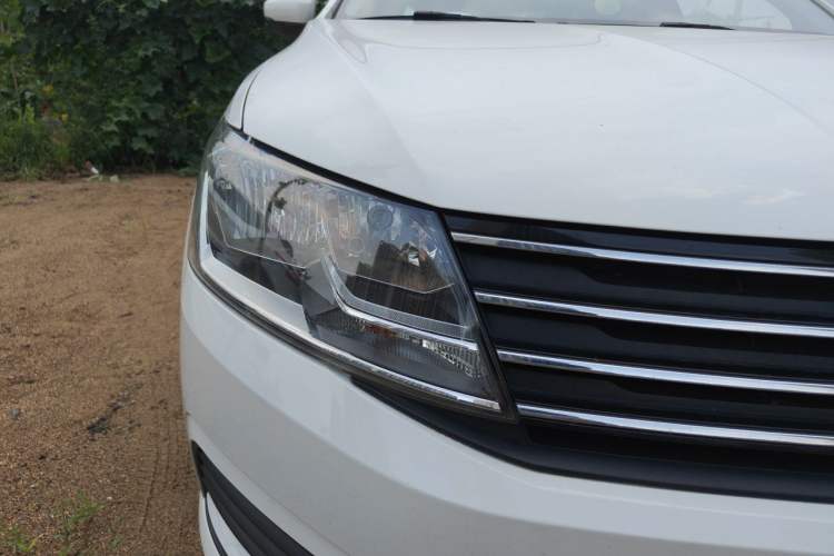 Used Volkswagen Gran Lavida 2015 1.6L Automatic Fashion Edition Right Front Headlight