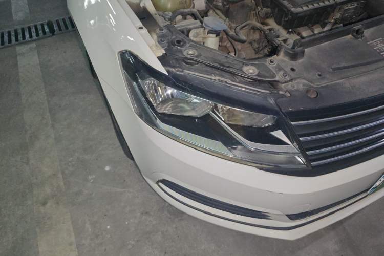Used Volkswagen Gran Lavida 2015 1.6L Automatic Fashion Edition Right Front Headlight