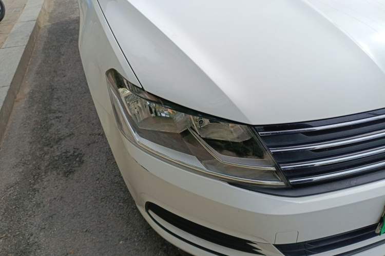 Used Volkswagen Gran Lavida 2015 1.6L Automatic Fashion Edition Right Front Headlight