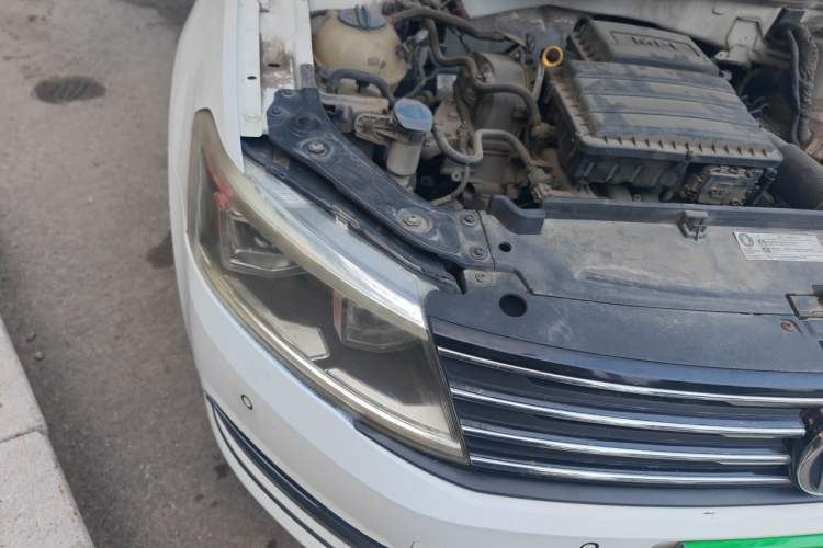 Used Volkswagen Gran Lavida 2015 1.6L Automatic Comfort Edition Right Front Headlight