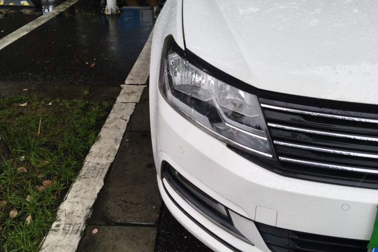 Used Volkswagen Gran Lavida 2015 1.6L Automatic Comfort Edition Right Front Headlight